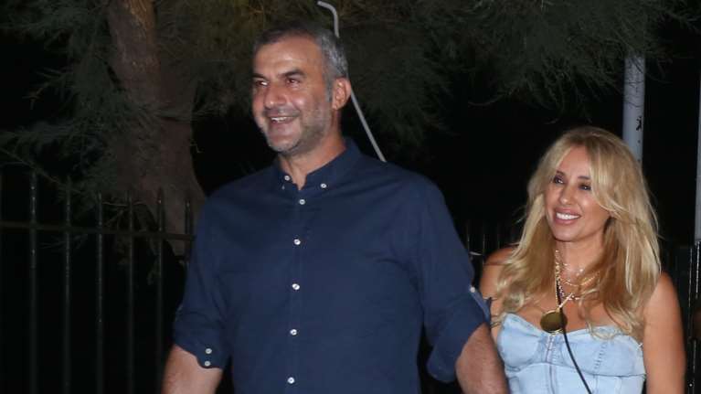 Η Γωγώ Μαστροκώστα στην αγκαλιά του Τραϊανού Δέλλα - Μία θεά στα γενέθλιά της [εικόνα]