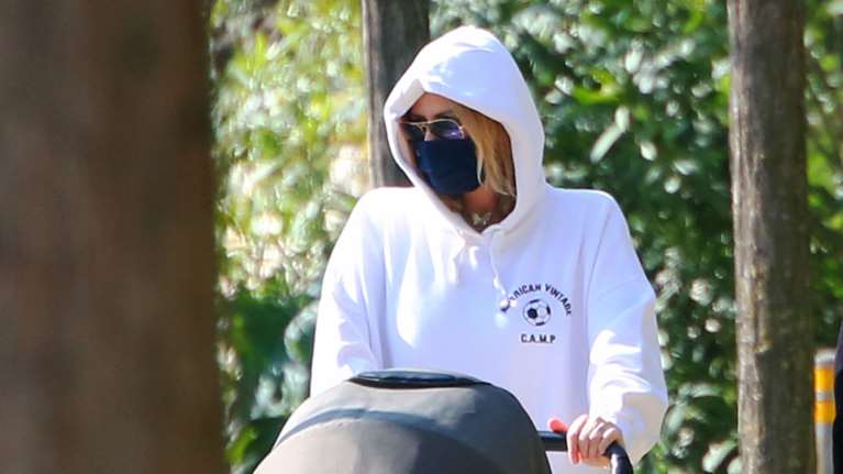 Τζένη Μπαλατσινού: Ανοιξιάτικη βόλτα με το μωρό της - Προσπάθησε να περάσει απαρατήρητη [Εικόνες]