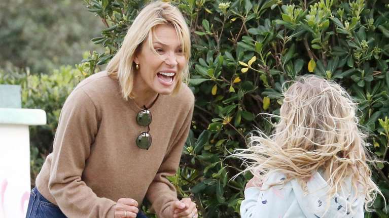 Βίκυ Καγιά: Στιλάτη στη Βουλιαγμένη μαζί με τον Κάρολο και τη Μπιάνκα