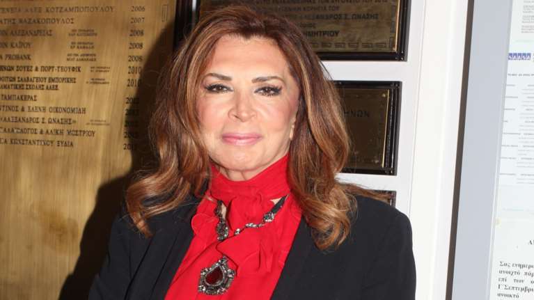 Μιμή Ντενίση: Με τέλειο look στο αεροδρόμιο - Με τζιν, φουλάρι και sneakers [εικόνα]