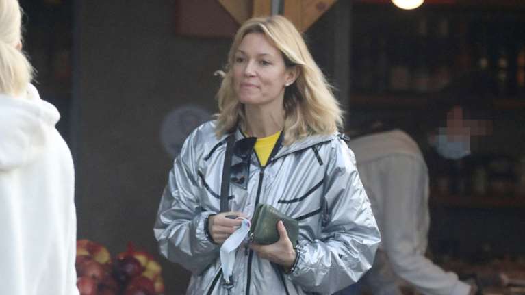 Βίκυ Καγιά: Με "χύμα" ντύσιμο, φόρμες και αθλητικά για ψώνια - Αβαφη, αλλά κούκλα [εικόνες]