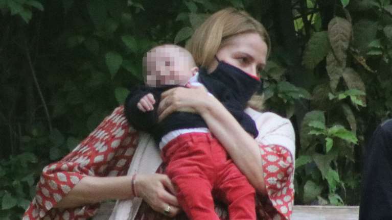 Τζένη Μπαλατσινού: Βόλτα με τον τεσσάρων μηνών ξανθό γιο της στην αγκαλιά