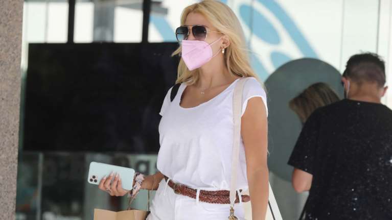 Κωνσταντίνα Σπυροπούλου: Βόλτα για ψώνια στη Γλυφάδα με καυτό σορτσάκι και εσπαντρίγιες