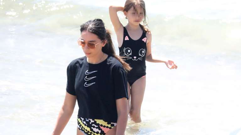 Oλυμπία Χοψονίδου: Στην παραλία με ψηλόμεσο μπικίνι - Το απίθανο κορμί της μετά από έξι γέννες