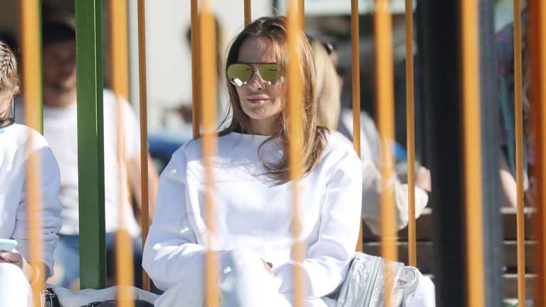 Υβόννη Μπόσνιακ: Η πιο στιλάτη μαμά στην παιδική χαρά με total white look και την καστανόξανθη κόρη της