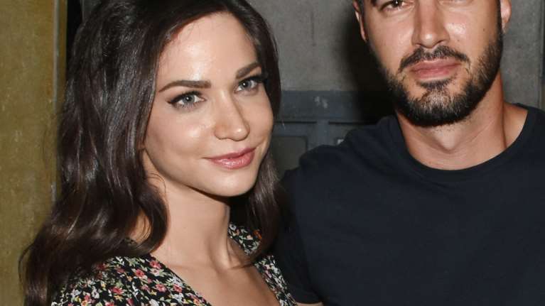 Η Κατερίνα Γερονικολού με μποέμ εμφάνιση σε βραδινή της έξοδο στο θέατρο [εικόνες]