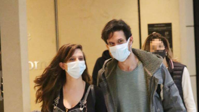 Ορφέας Αυγουστίδης: Χαλαρή βόλτα για ψώνια με τη σύντροφό του [εικόνες]