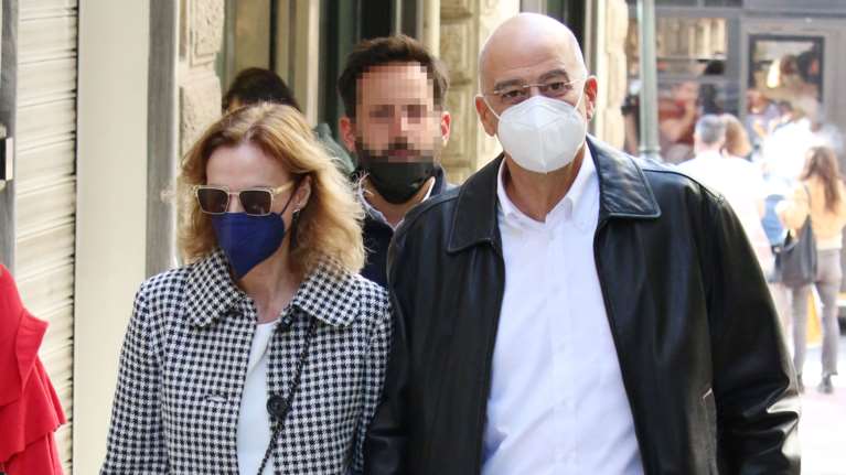 Νίκος Δένδιας: Η βόλτα με τη σύζυγό του στο κέντρο της Αθήνας [εικόνες]