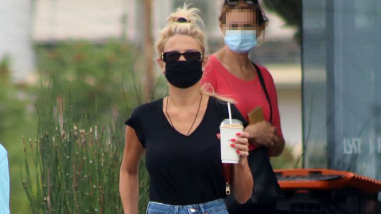 Φαίη Σκορδά: Η βόλτα στη Γλυφάδα με τζιν σορτσάκι και... μπότες [εικόνες]