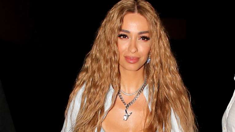 Ελένη Φουρέιρα: Εντυπωσιακή νονά στην Κρήτη - Το μπλε φόρεμα και τα... σταφύλια [Εικόνες]