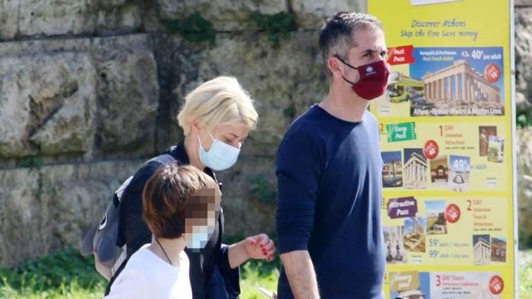 Μπακογιάννης - Κοσιώνη: Οικογενειακή βόλτα με casual look στον Εθνικό Κήπο [εικόνες]