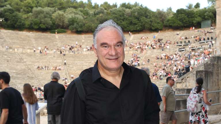 Ξεσπά ο σκηνοθέτης Τάσος Μπουλμέτης: Το άθλιο μηντιακό σύμπαν λέει σε εμάς τους ΑΣΤΡΑΖΕΝΑΙΟΥΣ ότι κάναμε το κακό εμβόλιο