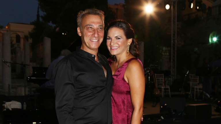 Όλγα Κεφαλογιάννη: Λαμπερή εμφάνιση στη Ρωμαϊκή Αγορά με τον σύντροφο και την αδελφή της