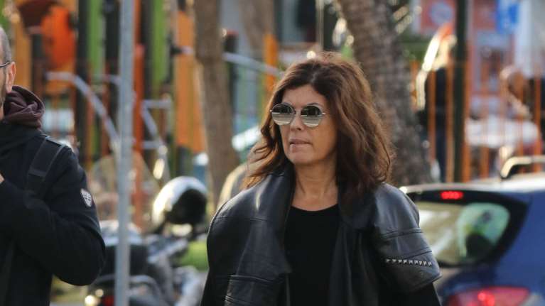 Σοφία Αλιμπέρτη: Χειμωνιάτικη βόλτα με casual look στα σοκάκια της Πάρου