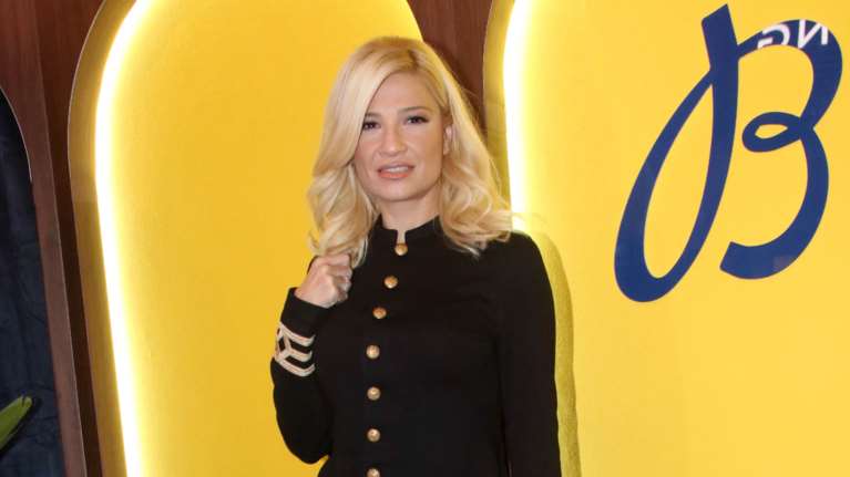 Φαίη Σκορδά: Η απίθανη εμφάνιση με militaire chic look σε βραδινή έξοδο