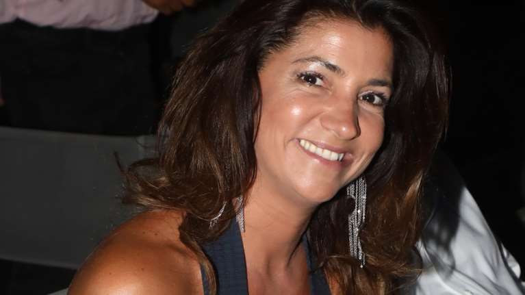 Αλεξία Μπακογιάννη: Η στιλάτη εμφάνιση με εντυπωσιακό navy blue φόρεμα