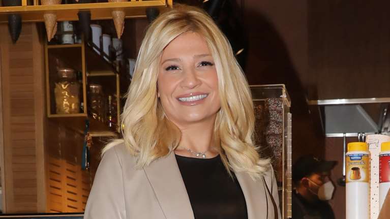 Φαίη Σκορδά: Βραδινή εμφάνιση με leather on leather look - Το μίνι δερμάτινο φόρεμα και το δερμάτινο σακάκι