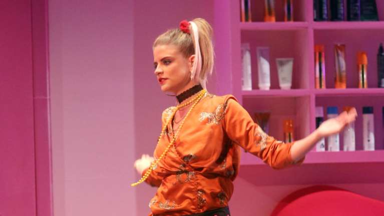 Δανάη Μιχαλάκη: Η σέξι εμφάνιση επί σκηνής με μίνι φόρεμα και διάφανα mules