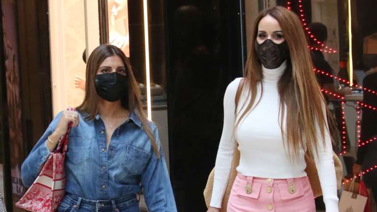 Σταματίνα Τσιμτσιλή: Το denim on denim look, η τσάντα Dior και τα λεοπάρ mules