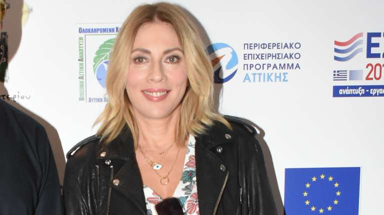 Σμαράγδα Καρύδη: Το φθινοπωρινό look με φλοράλ φόρεμα, perfecto και αρβύλες