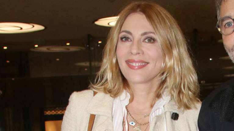 &quot;Golden girl&quot; η Σμαράγδα Καρύδη: Η εμφάνιση με χρυσό μεταλλιζέ παντελόνι και χρυσά ψηλοτάκουνα μποτίνια