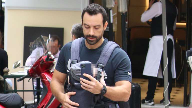 Σάκης Τανιμανίδης: Βόλτα στο κέντρο με την όμορφη και νεότατη μαμά του
