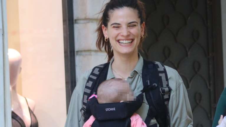 Χριστίνα Μπόμπα: Φωτογραφίζει τις δίδυμες στα custom made καρεκλάκια τους