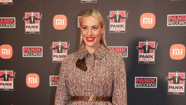 Ελεονώρα Μελέτη: Το Louis Vuitton μπουκλέ παλτό που φόρεσε ως φόρεμα και τα εντελώς λάθος παπούτσια