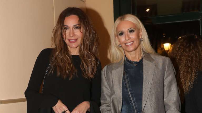 Δέσποινα Βανδή - Μαρία Μπακοδήμου: Η μία με μίνι &amp; over the knee μπότες και η άλλη με ντένιμ jumpsuit