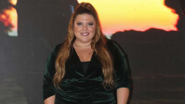 Δανάη Μπάρκα: Η βραδινή εμφάνιση με σούπερ μίνι βελούδινο φόρεμα