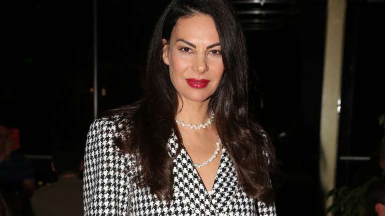 Εύη Βατίδου: Η κομψή εμφάνιση της 46χρονης με ταγιέρ pied de poule και hot γόβες