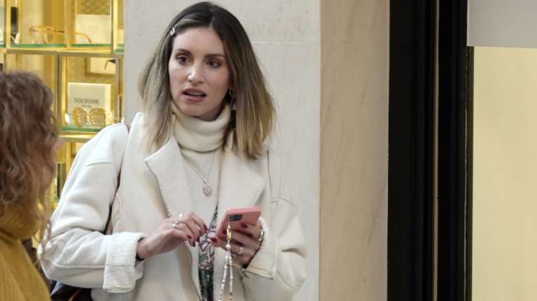 Αθηνά Οικονομάκου: Πώς φόρεσε ένα φλοράλ καλοκαιρινό φόρεμα με μάλλινο ζιβάγκο, τζάκετ και αρβύλες