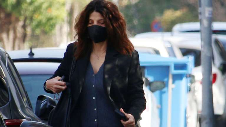 Πόπη Τσαπανίδου: Εντελώς άβαφη, συνδύασε τη μίνι denim φούστα της με φαρδύ μαύρο σακάκι