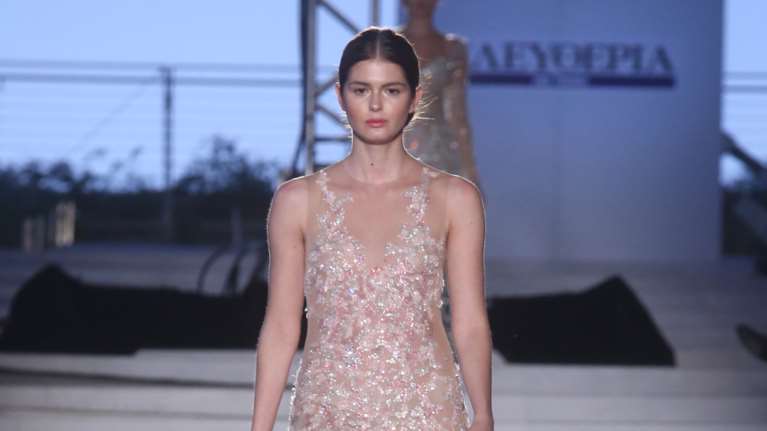 Αμαλία Κωστοπούλου: Το υπέροχο γαλάζιο φόρεμα που φόρεσε στη βάφτιση του αδελφού της