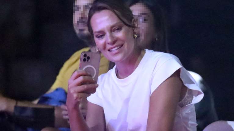 Υβόννη Μπόσνιακ: Λιτή και απέριττη με λευκό τοπ, τζιν και sneakers στη συναυλία του Ρέμου