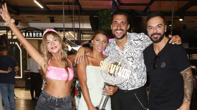 Πανζουρλισμός στο μαγαζί του Σάκη Κατσούλη στο Περιστέρι - Πλήθος κόσμου για μία σέλφι [Εικόνες]