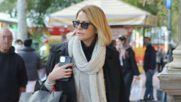 Τζένη Μπαλατσινού: Φορτίζει το ηλεκτρικό της αυτοκίνητο με λευκό oversized hoodie και skinny jeans