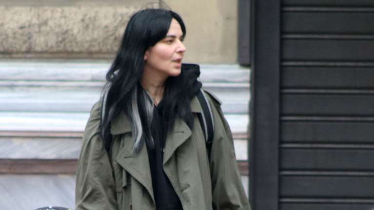 Ζενεβιέβ Μαζάρι: H casual εμφάνιση στην Αθήνα με τον φωτογράφο σύζυγό της και τα παιδιά τους