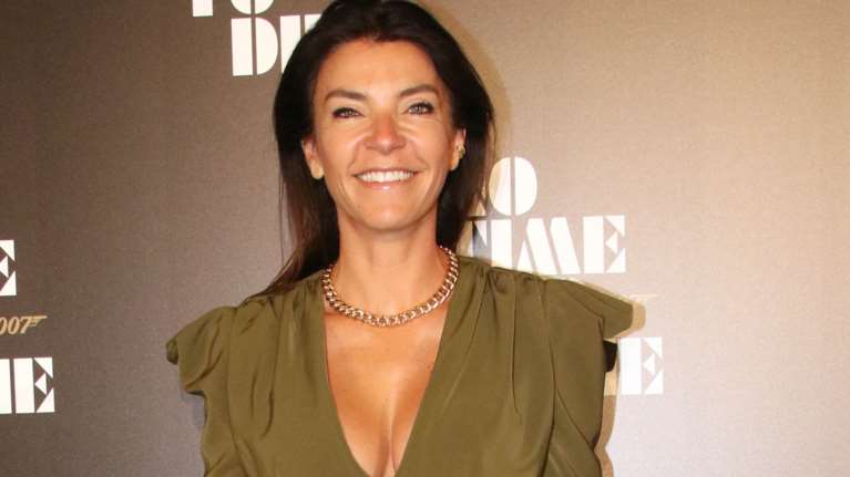 Μαρίνα Βερνίκου: Κάνει ποδήλατο με λευκό ολόσωμο μαγιό - Η απίθανη σιλουέτα της