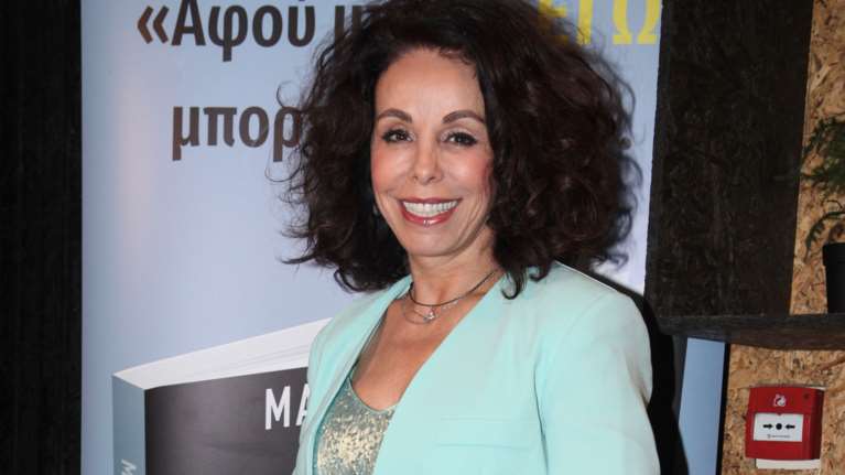 Βούλα Πατουλίδου: Η σπάνια εμφάνιση της 56χρονης με μονόχρωμο παστέλ look