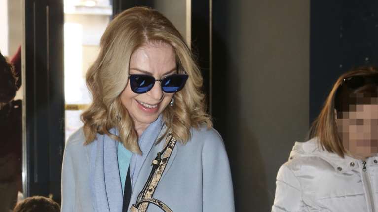 Έλλη Στάη: Πήγε στο θέατρο με τα χαριτωμένα εγγόνια της - Η cool και στιλάτη γιαγιά και τα παιδιά του γιου της