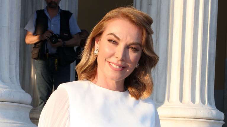 Τατιάνα Στεφανίδου: Το απίθανο πρωινό look με ριγέ shirt dress που συνδύασε με αξεσουάρ Dior