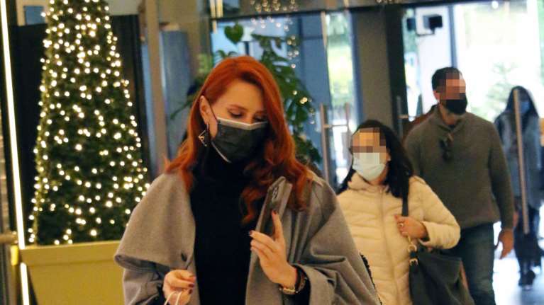 Εβελυν Καζαντζόγλου: Εβαλε το πιο stylish πανωφόρι που κάνει κλασάτη κάθε εμφάνιση από το πρωί ως το βράδυ [εικόνες]