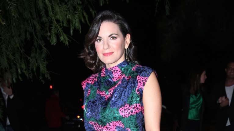 Όλγα Κεφαλογιάννη: Η βόλτα της εγκυμονούσας με αέρινο λευκό φόρεμα  [εικόνες]