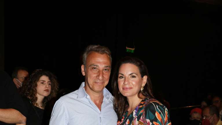 Ολγα Κεφαλογιάννη: Βραδινή θεατρική έξοδος με φλοράλ φόρεμα και λευκά πέδιλα [εικόνες]