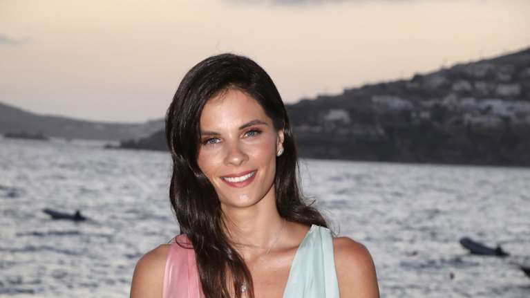 Ελίνα Μπόμπα: Εντυπωσιακή με δίχρωμο φόρεμα και τεράστιο ντεκολτέ στη βάφτιση των διδύμων Τανιμανίδη [εικόνες]