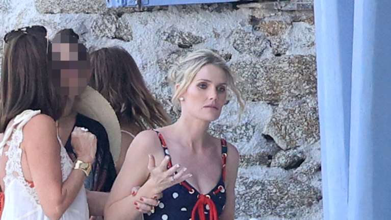 Η ανιψιά της πριγκίπισσας Νταϊάνα σε εστιατόριο στη Μύκονο - Με πουά φόρεμα και λευκά mules