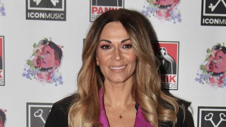 Ελλη Κοκκίνου: Βραδινή εμφάνιση με vinyl κολάν, πέδιλα και μωβ σακάκι που απογείωσε το στιλ [εικόνες]