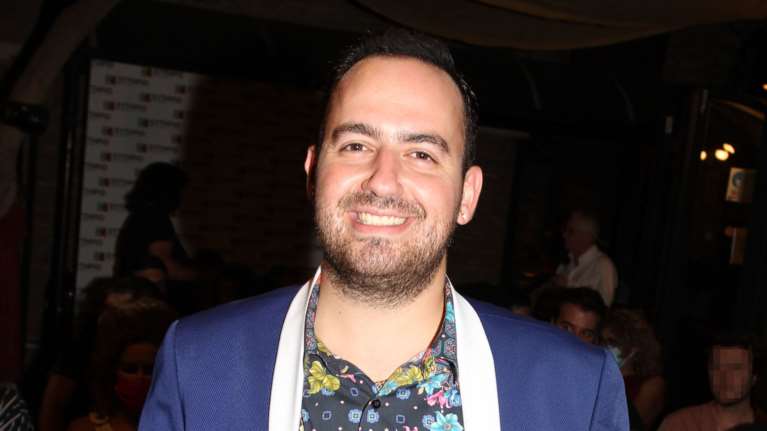 Σάλος με τον Μαυρίκιο Μαυρικίου: &quot;Έδωσε&quot; τα ονόματα ανεμβολίαστων ηθοποιών - Οι πρώτες σκληρές αντιδράσεις [βίντεο]