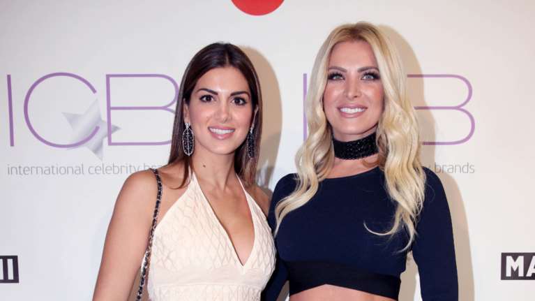 Τσιμτσιλή - Καινούργιου στην Πάρο: Δείπνο δίπλα στη θάλασσα μόνο για κορίτσια - Τα μακρυμάνικα looks τους